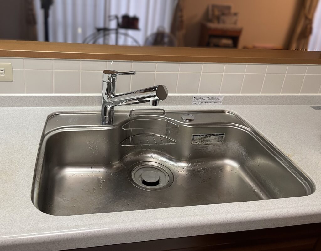 浄水器一体型の水栓に交換です。
PFAS除去ができるカートリッジ内臓です。
既存の単独浄水器の跡は、塞ぎました。
水栓が一つ減り、スッキリとし、お掃除も簡単になりました。