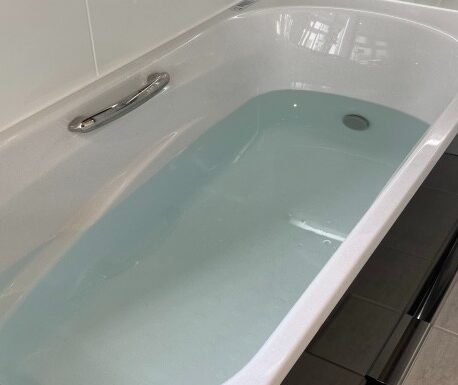 （参考）ショールームの浴槽の写真
クリスタルパールホワイトの浴槽にお湯を張ったところ。