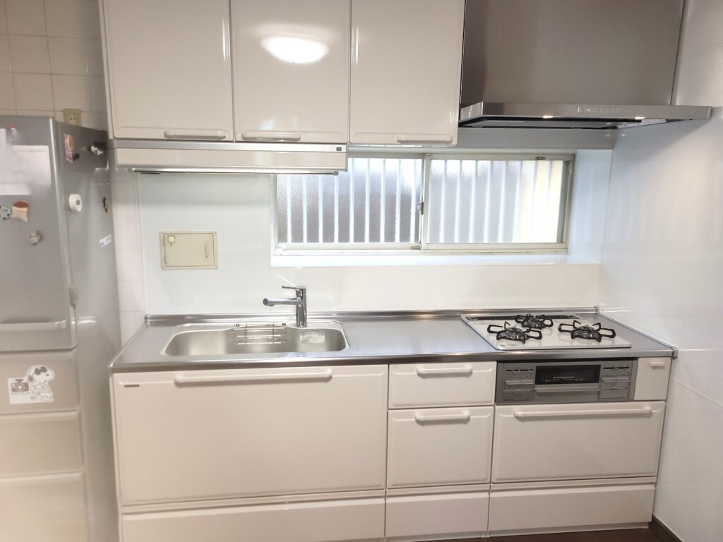 間口を150㎜狭め、2250のキッチンに交換。<br />
冷蔵庫スペースにゆとりがでて、もう一つ大きな冷蔵庫も入ります。