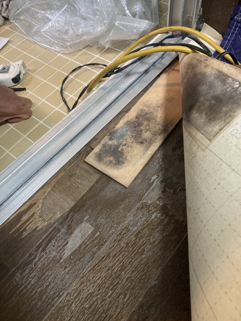 湿気により、脱衣室の床も傷んでいました。