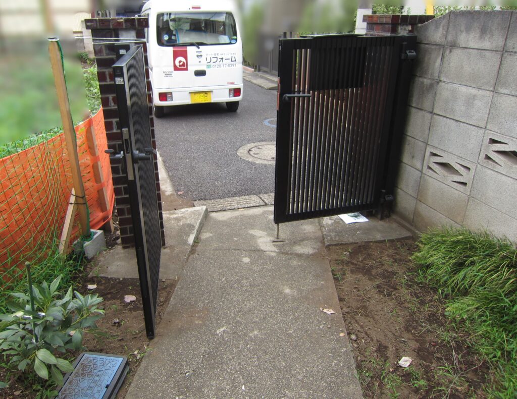 両開き門扉を開けたところ。