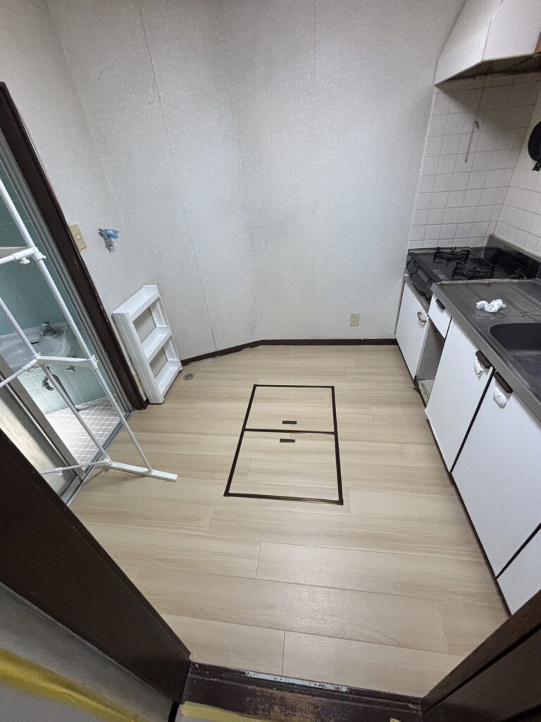 脱衣場の床は部分的に補修をし、既存フローリングの上からクッションフロアを貼りました。