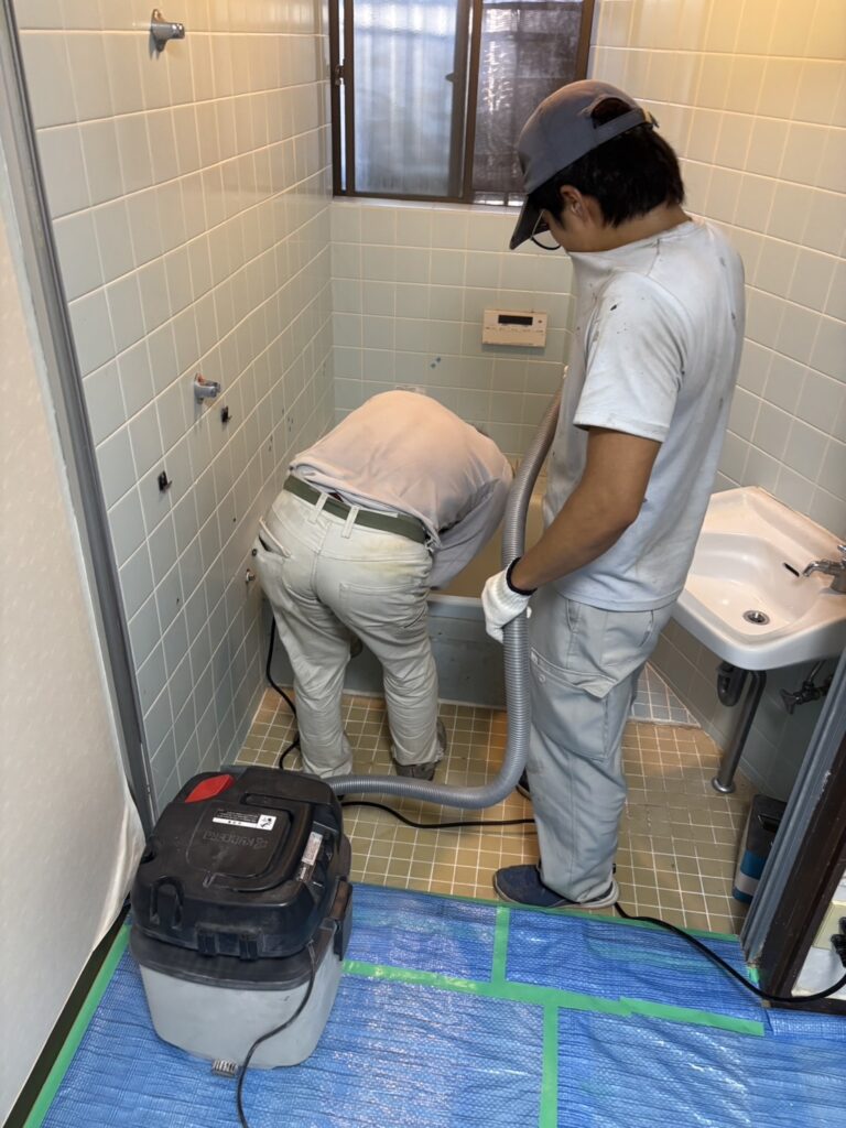 浴槽撤去。
タイルは補修をきれいにするために、目地に合わせて剥がします。