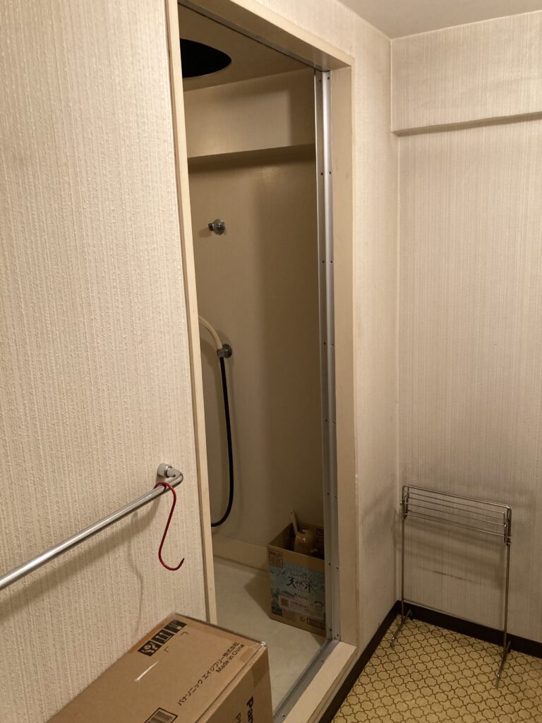 脱衣室から見た浴室入口