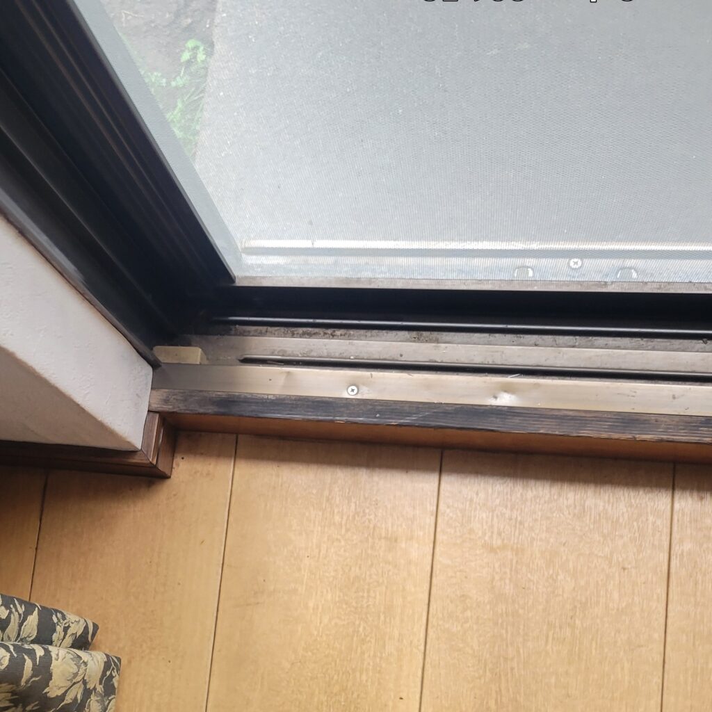 既存の窓枠は、内窓を取り付けるための幅が足りませんでした。