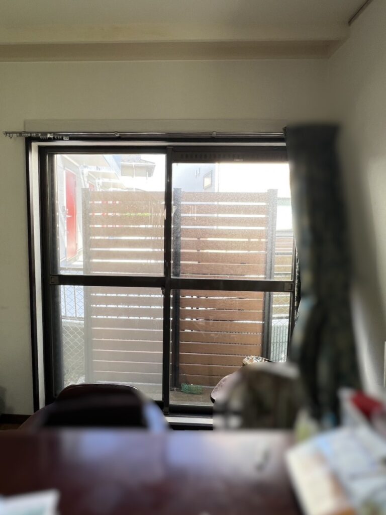 大きい掃き出し窓は、外気の影響が大きいです。