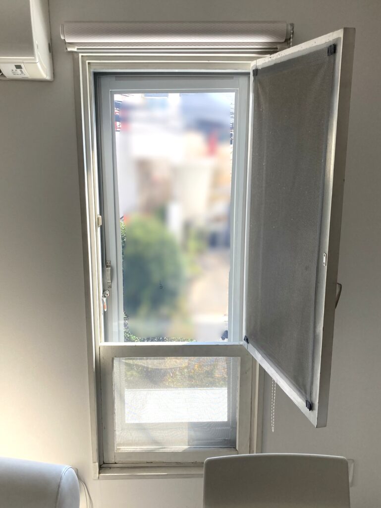 既存は木製開き窓。網戸は部屋内へ開きます。<br />
趣のある木製窓ですが、ぐらついていました。