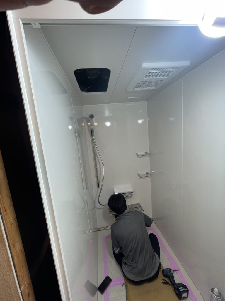 シャワーや水栓を取り付けます。