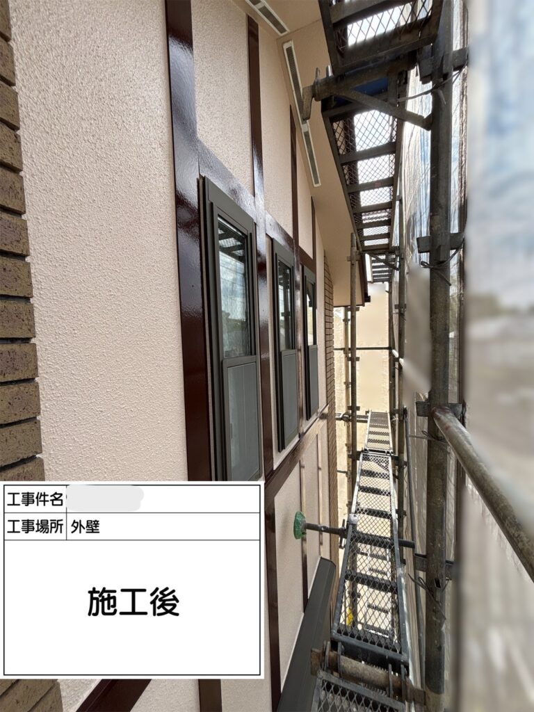 窓廻りの化粧幕板もサッシと近い色で塗装しました。