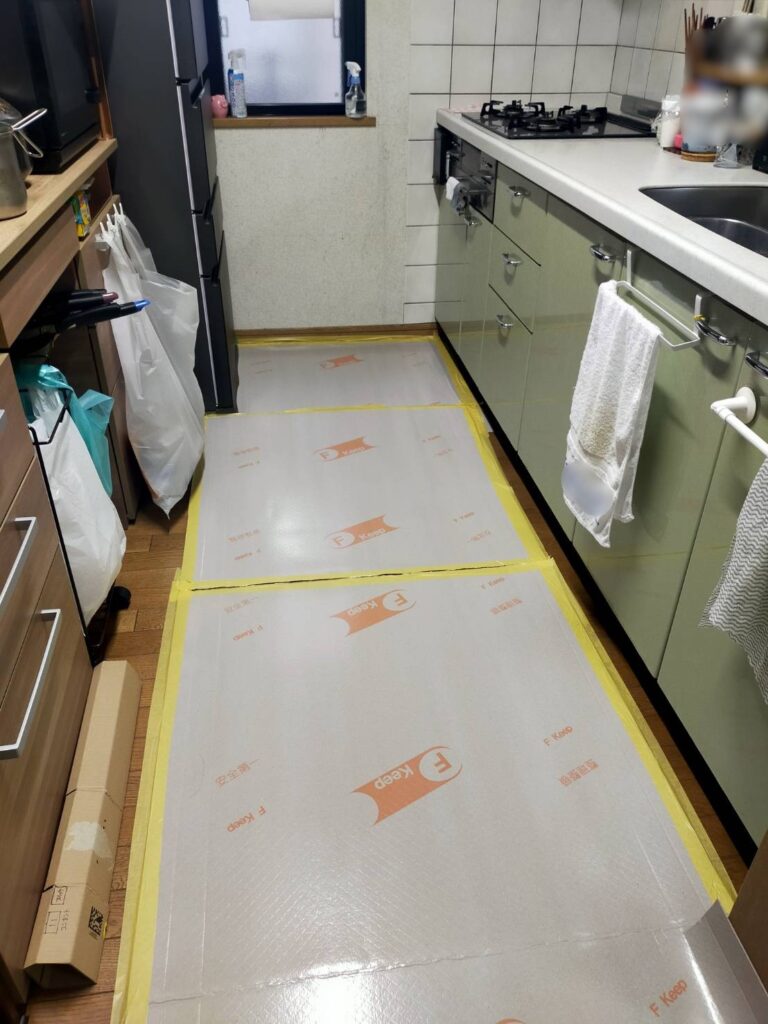 キッチン廻り以外も玄関から廊下まで壁やドアを養生しました。