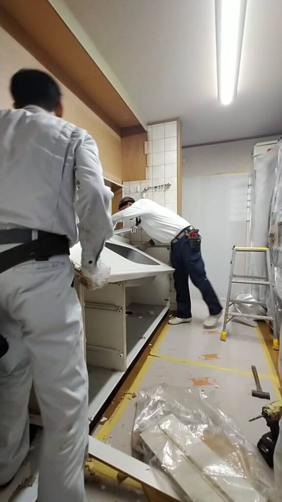 給水、排水管を止め、キッチンを解体。