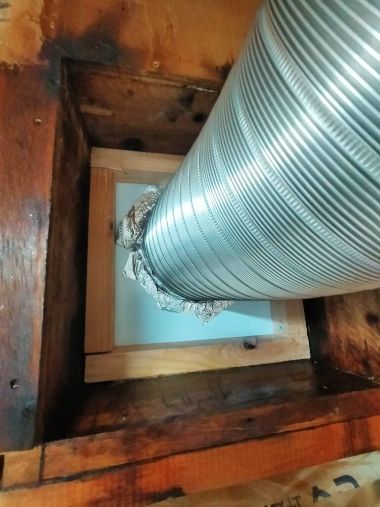 換気扇ダクトも付きました。