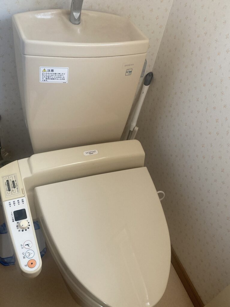 長年お使いのトイレ。<br />
ウォシュレットから水漏れ。