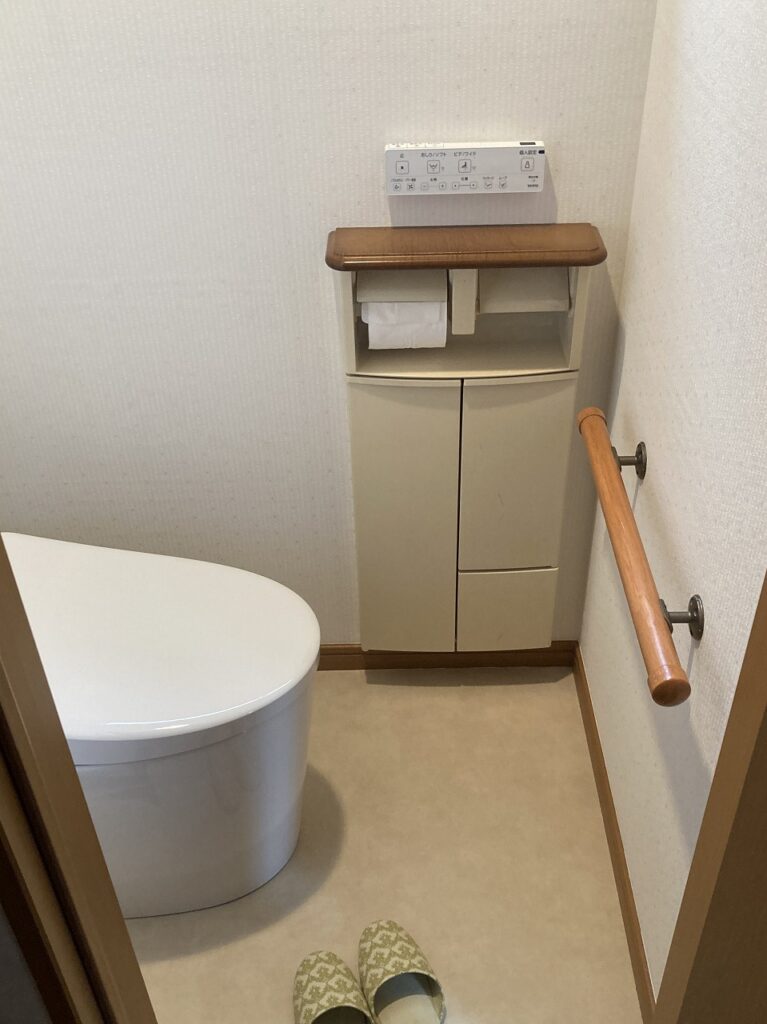 リモコンは壁付けになり、スッキリとしたトイレになり、お掃除もしやすくなりました。