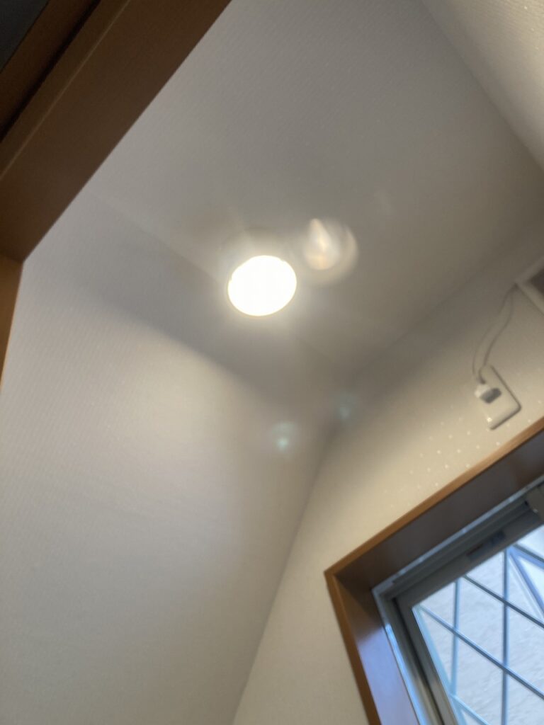 天井、壁のクロス、床のクッションフロアを貼替、気持ちのいいトイレ空間になりました。