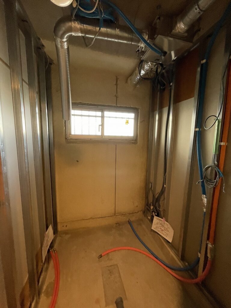 既存中間ダクトに新規の浴室暖房乾燥機のダクトをつなぎました。