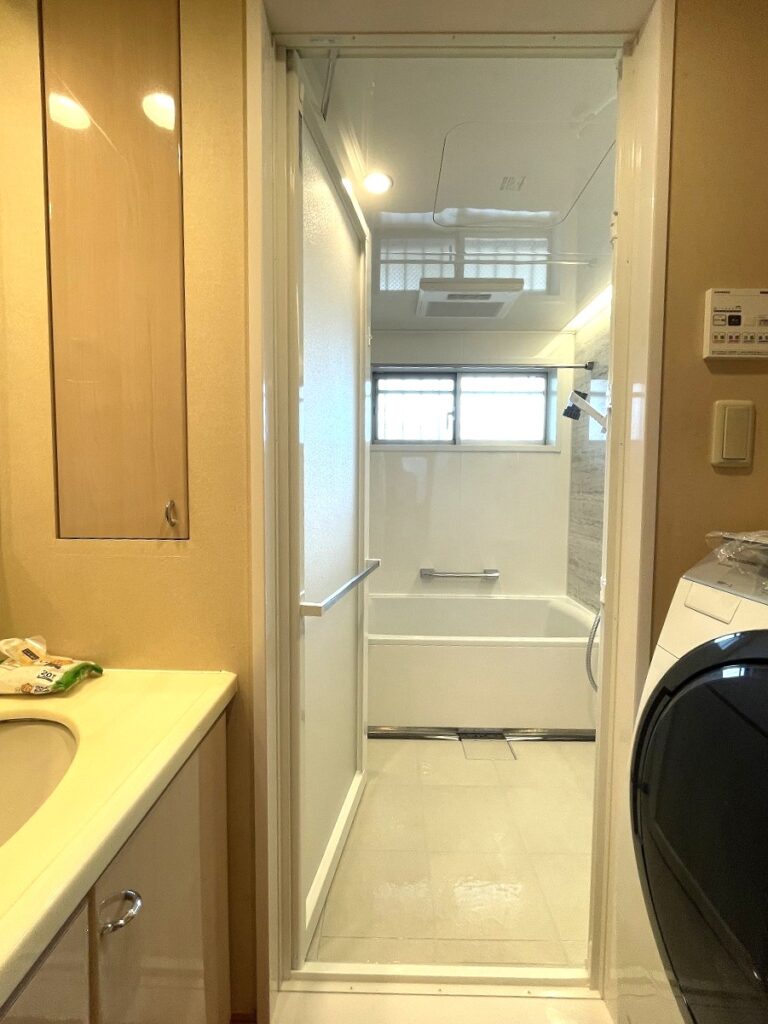 洗面室から浴室を見る