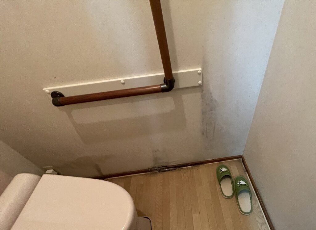 壁が湿気で傷んでいます。