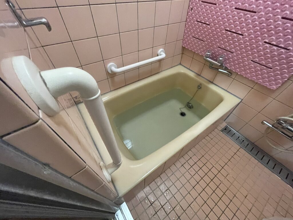 既存浴室。壁付の水栓廻りから漏水