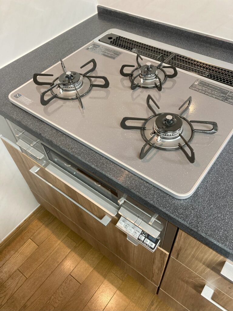 コンロはガラストップ。