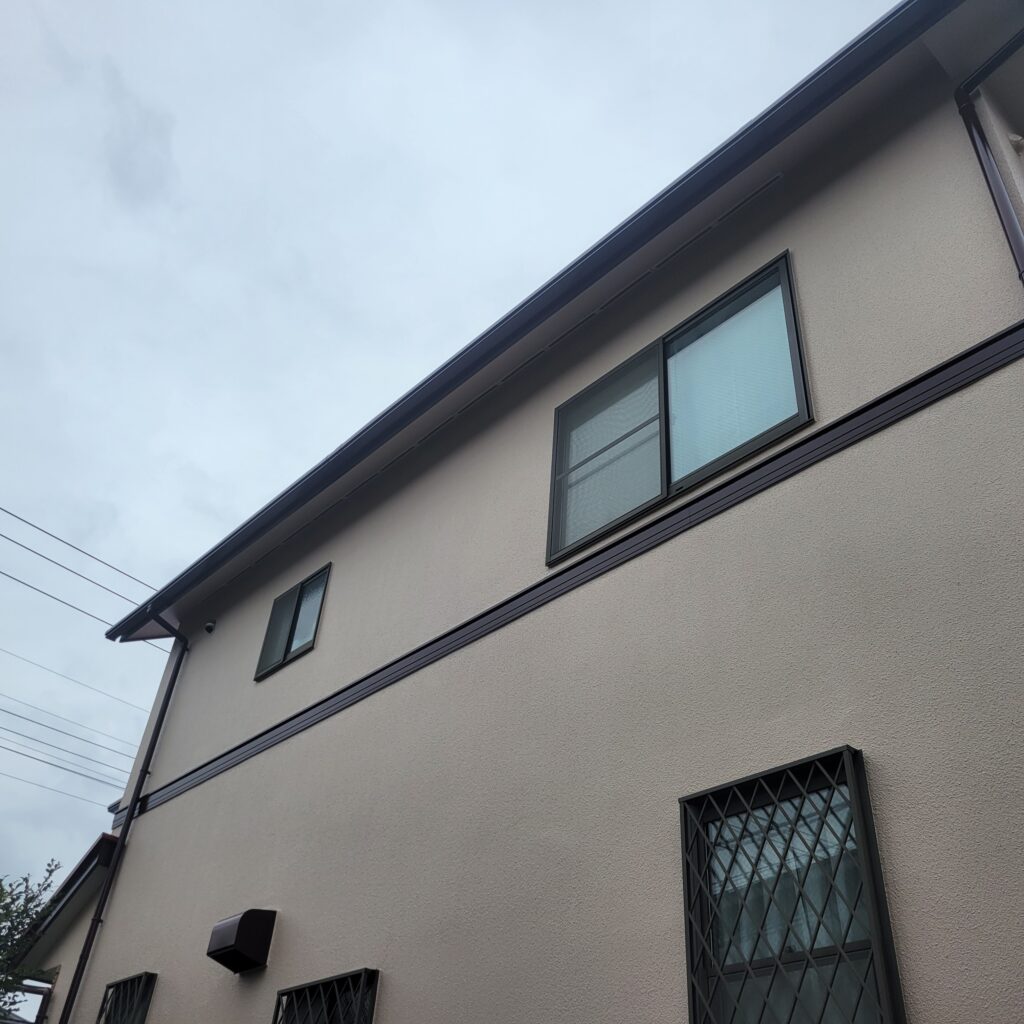 化粧幕板の色はサッシと近い色で、統一感が出ました。