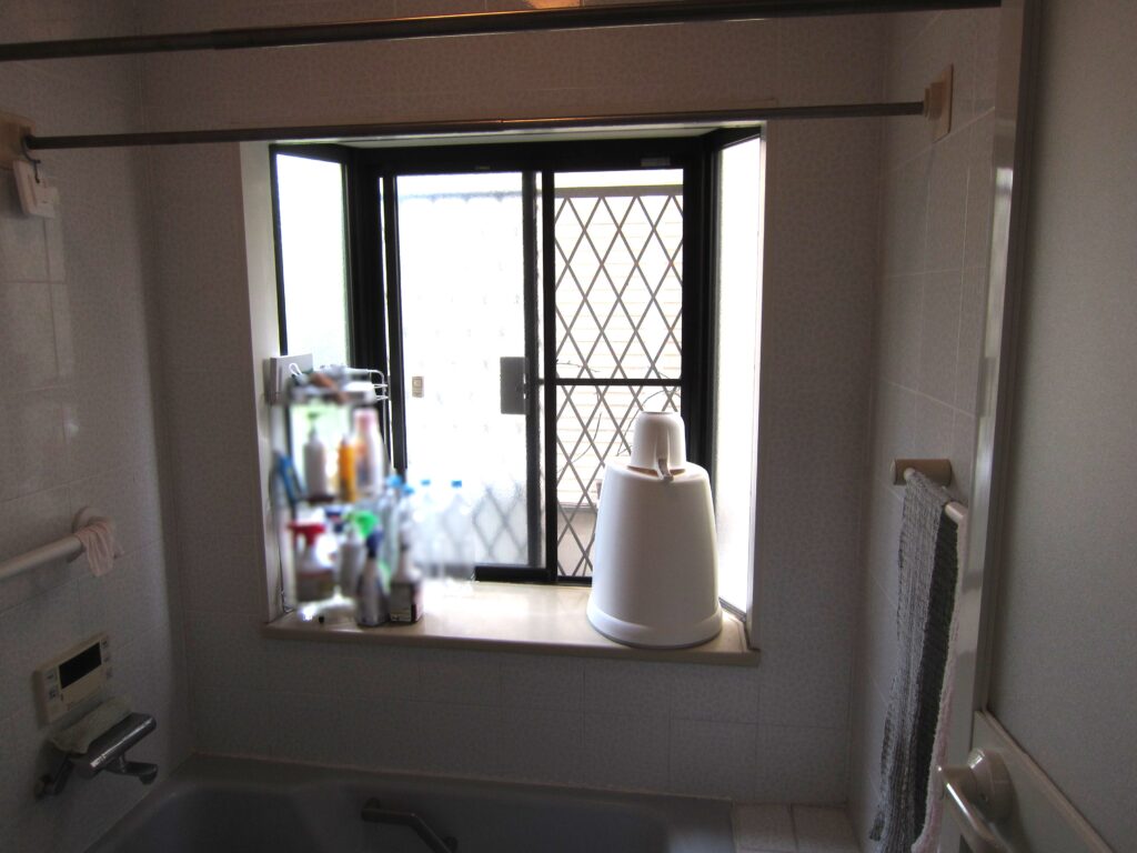 既存は出窓。ちょっと物が置けたり、日中明るいのですが、断熱性が劣ります。