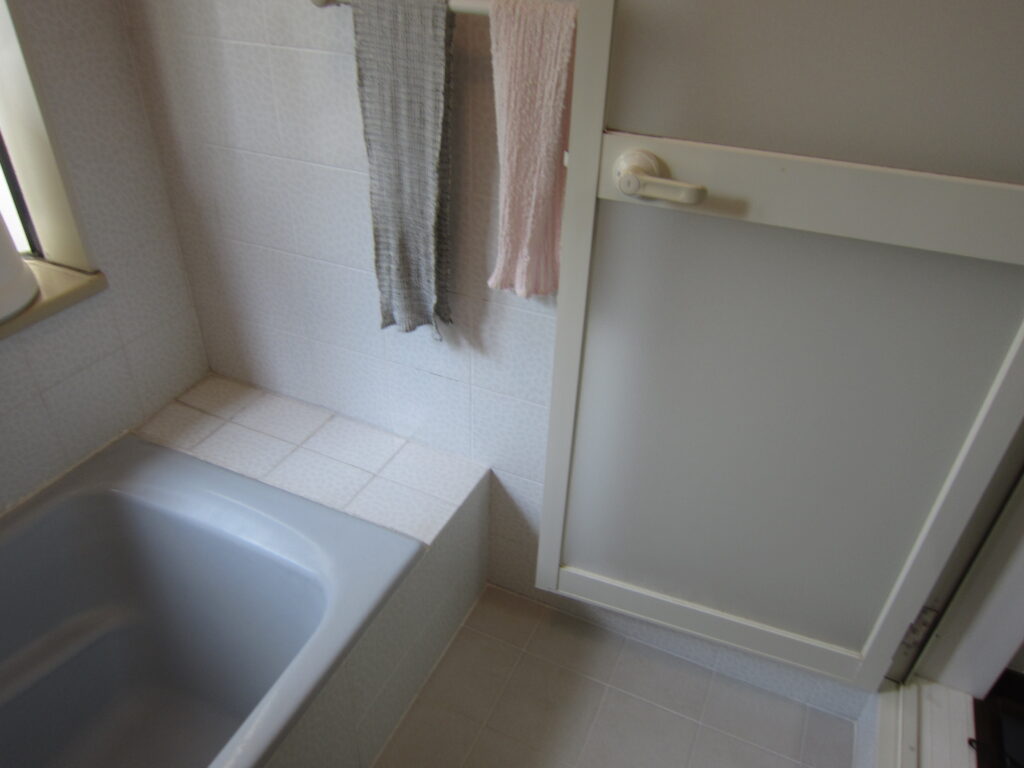 浴室の床が脱衣室より低く段差がありました。