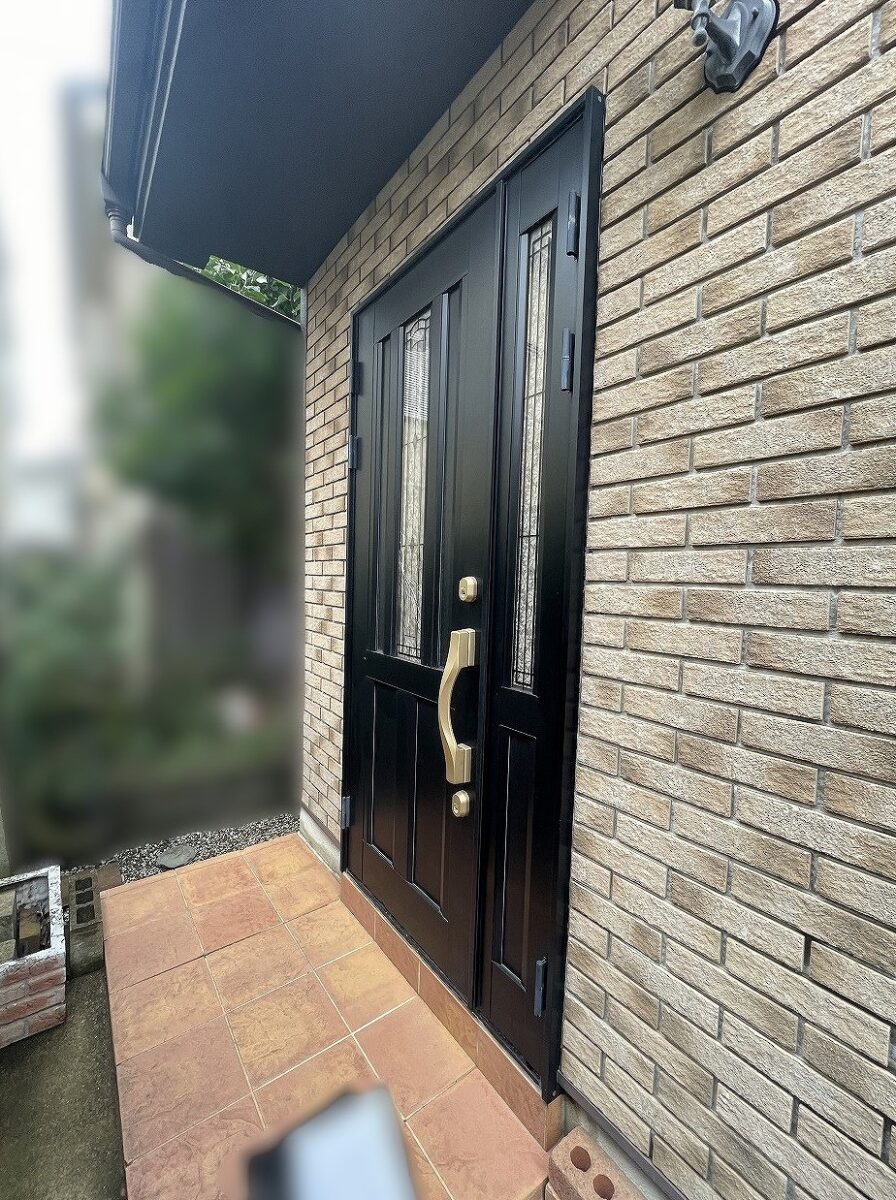 玄関に電動自転車をしまえるよう、玄関ドアを引き戸にリフォーム