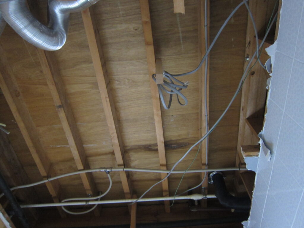 解体後の天井。
浴室暖房乾燥機の専用線を配線