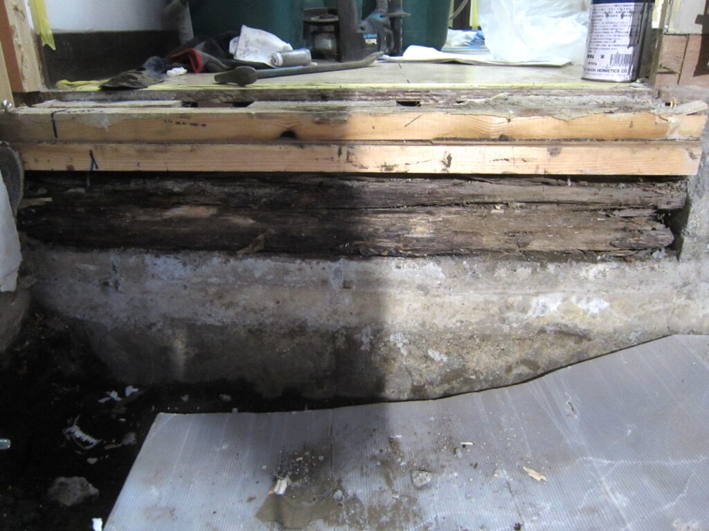 解体してみると土台が傷んでいました。