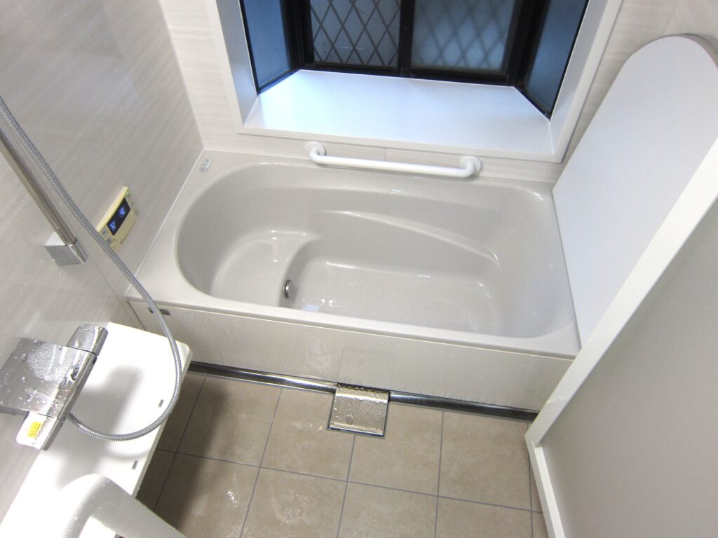 規格サイズが合わなくても広々した浴室に　在来浴室からユニットバスへ