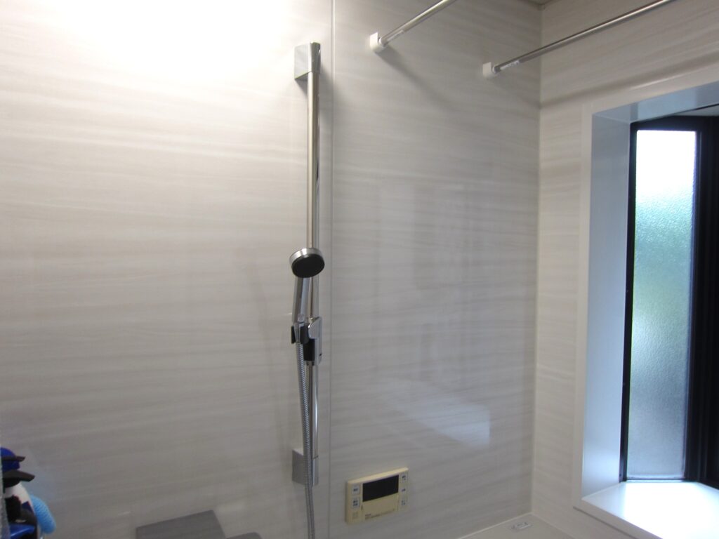 手摺タイプのシャワーバー。壁面がスッキリしています。