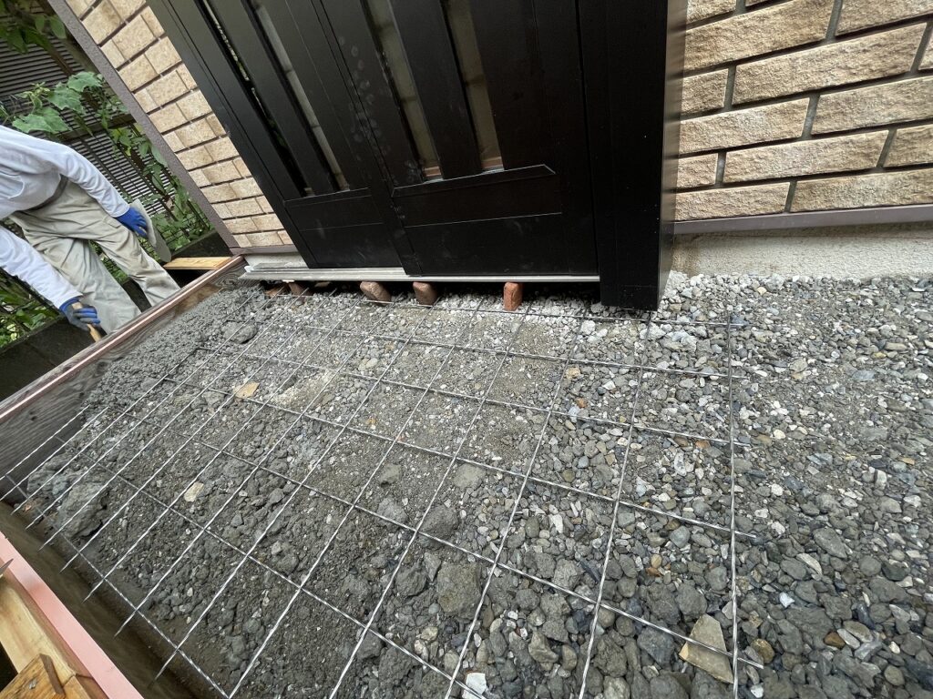 ワイヤーメッシュで配筋し、