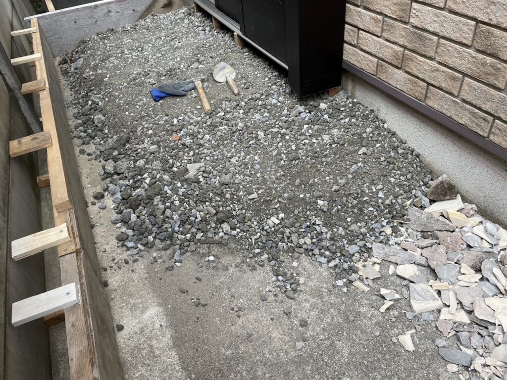 スロープは、型枠を組み、砂利を敷き、