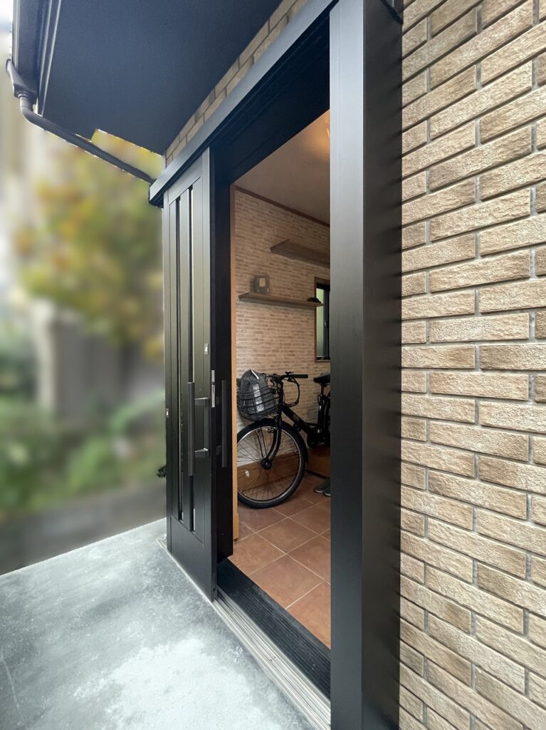 自転車をしまいやすく　玄関ドアを引き戸に