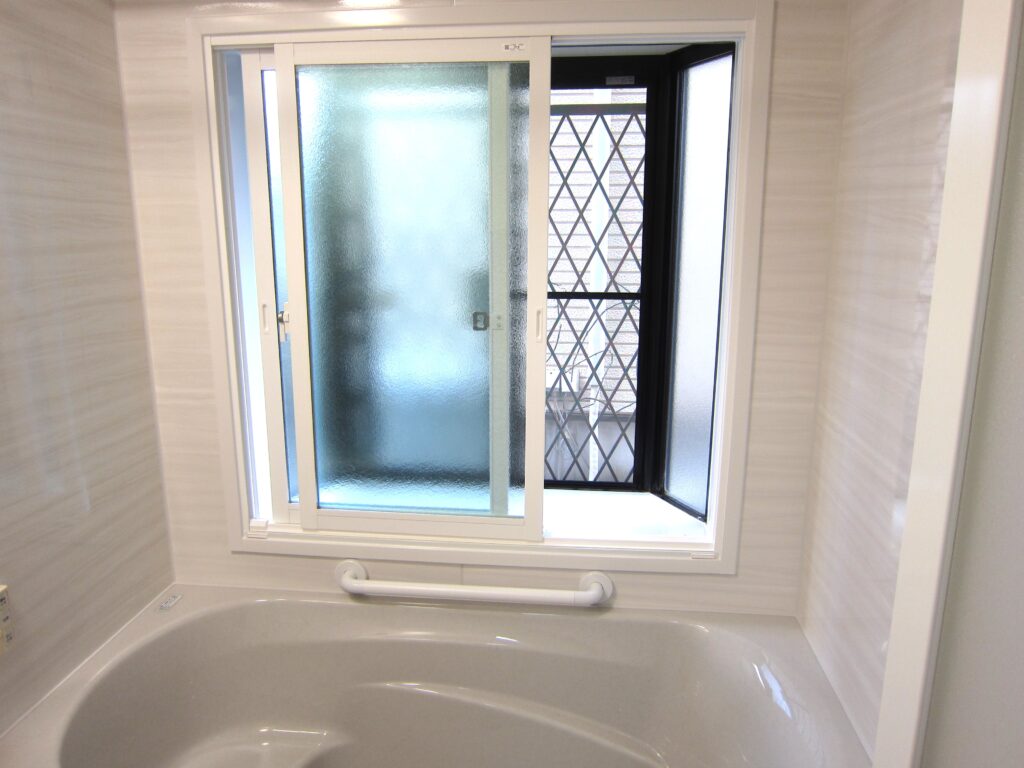 出窓に内窓を設置し、断熱性UP。