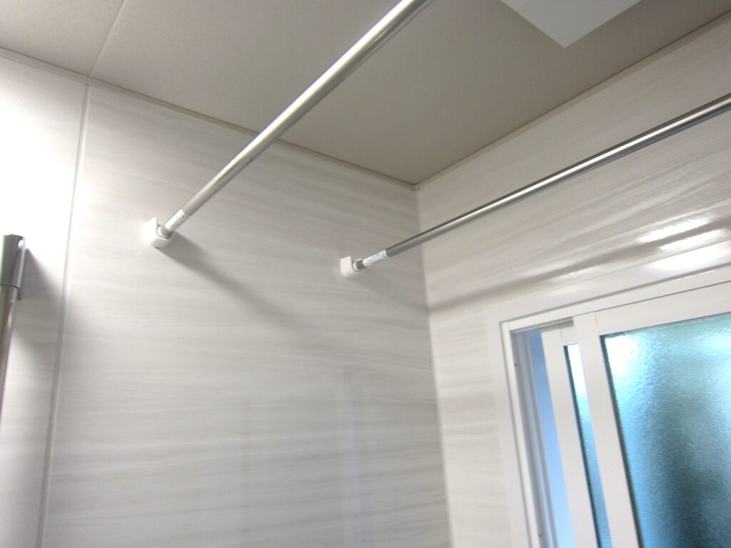 ランドリーパイプは２本、これまでと同様の使いやすさです。さらにマグネットのパイプフックを低めの位置に付け、小柄なお客様にも使いやすくなりました。