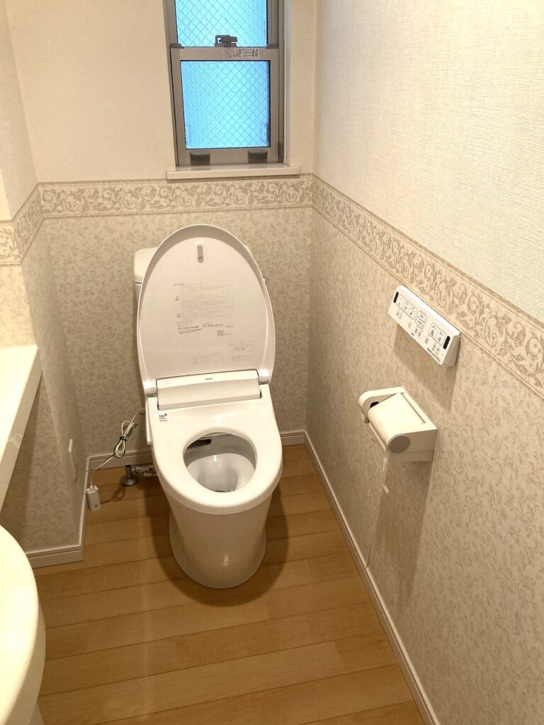 既存と同様のタンク付きトイレに交換です。<br />
リモコンも新しくなり、スッキリと気持ちよいトイレ空間になりました。