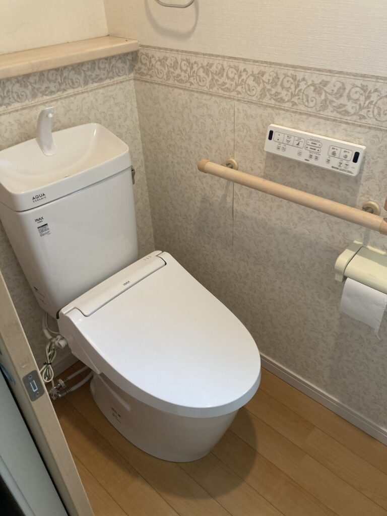 既存同様、手洗い付きタンクトイレ。<br />
壁にリモコンが付きました。