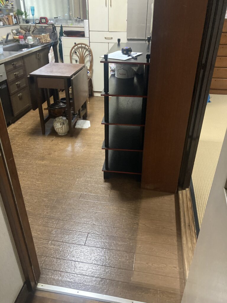 キッチンの床が沈みました。