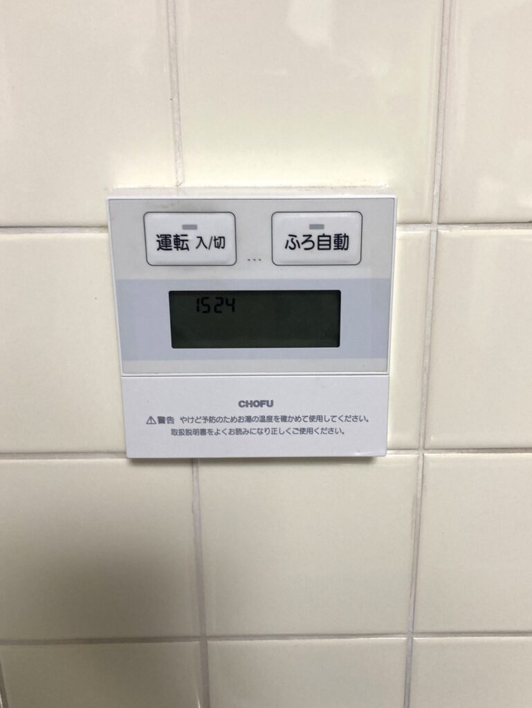 キッチンの給湯器リモコン