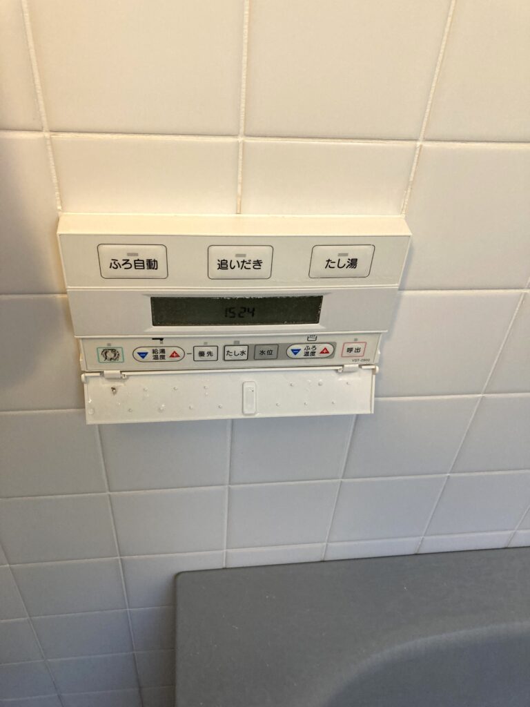 浴室内の給湯器リモコン