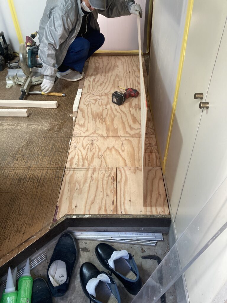 シロアリ業者様の処理を終え、傷んでいた床部分を直します。