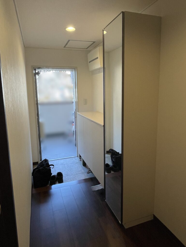 既存玄関収納はそのままで、ミラー付きトール収納を設置し、収納力UPです。