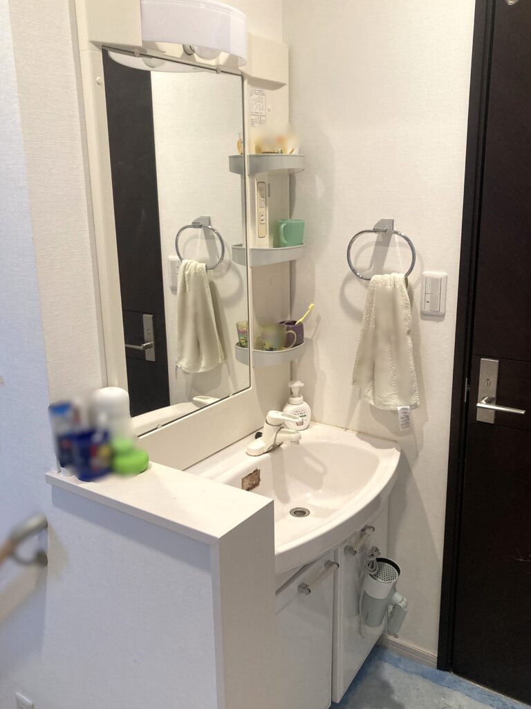 2階廊下、トイレ横の洗面台<br />
