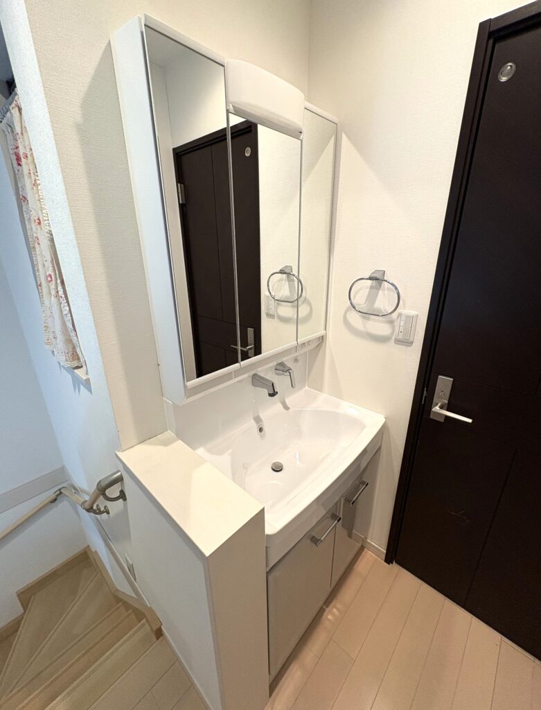 ご家族の朝支度がスムーズに　洗髪できる洗面台にリフォーム