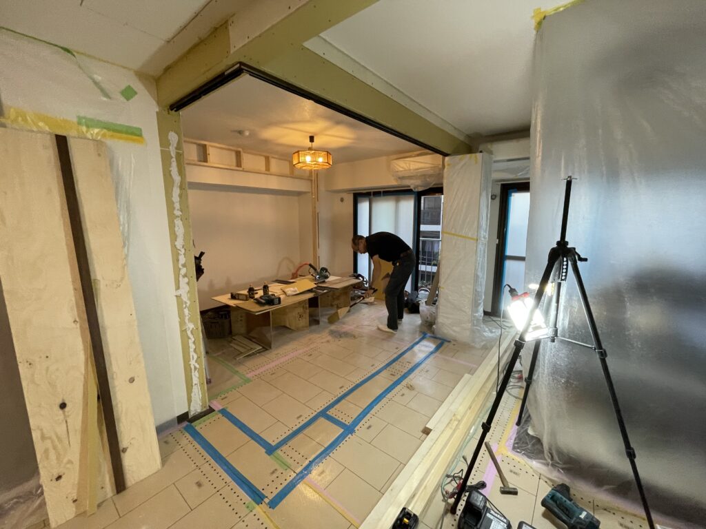 間仕切壁撤去し、間仕切り折れ戸施工中