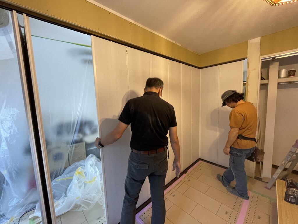 間仕切折れ戸施工中