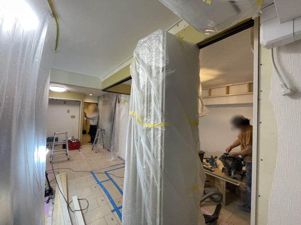 折れ戸の間仕切りドアが取り付けられたら、折れ戸も養生します。