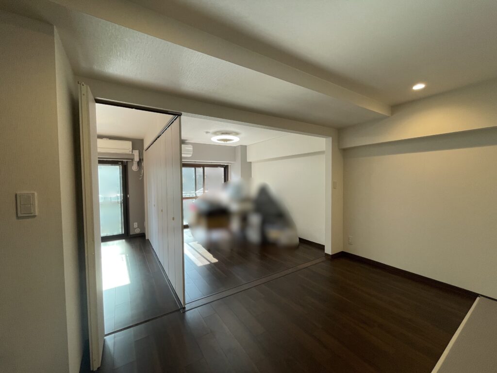 間仕切折れ戸を途中まで閉めたところ。